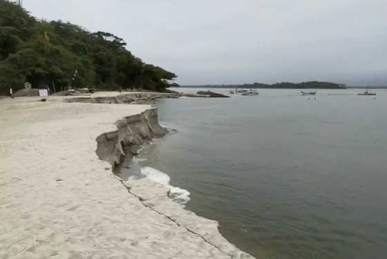  Praia de Caieiras em Guaratuba registra fenômeno na faixa da areia
