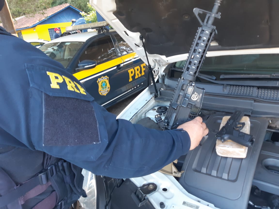  Policial militar que transportava armas e drogas é preso pela PRF
