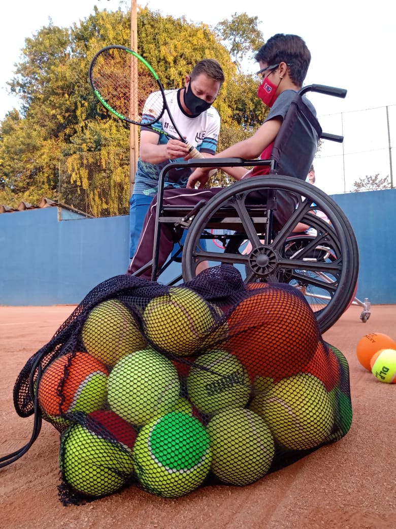  Projeto oferta aulas de tênis gratuitas para crianças e adolescentes portadoras de deficiência