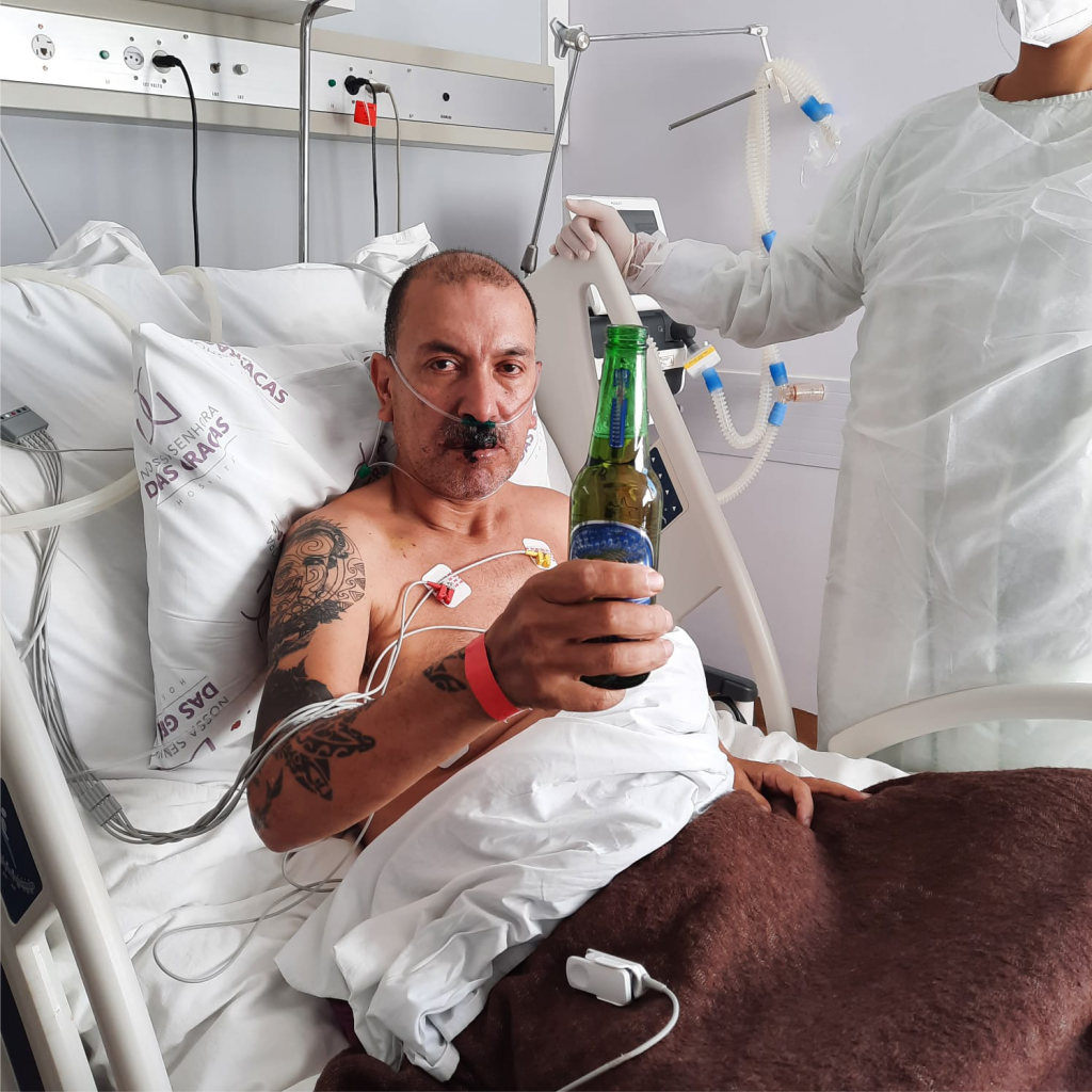  Com refrigerante e cerveja sem álcool, hospital curitibano e paciente comemoram recuperação pós-covid-19