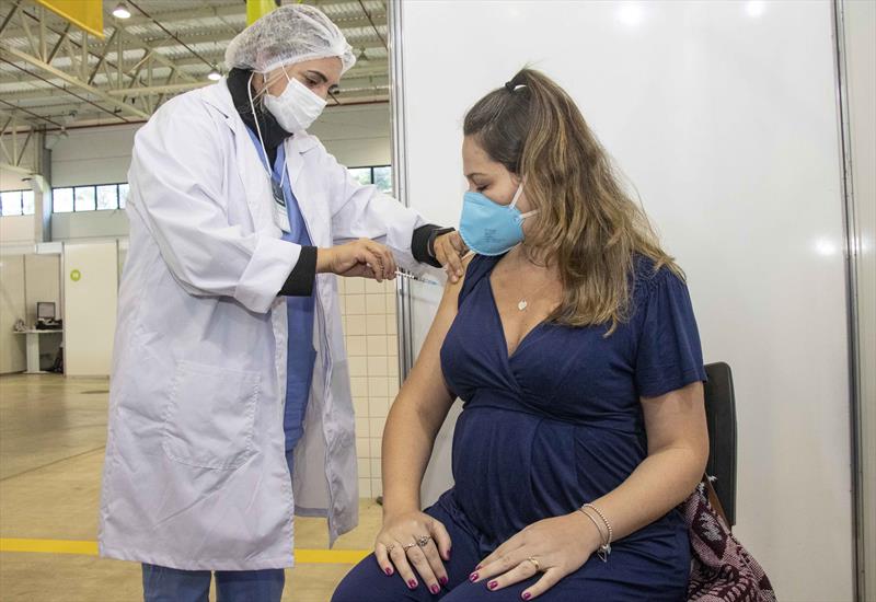  Curitiba convoca gestantes para antecipação da 2ª dose contra a covid-19 na terça-feira (21)