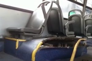 Pneu de ônibus estoura e deixa três passageiras feridas em Curitiba