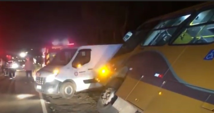  Mais de 40 ficam feridos em tombamento de ônibus na RMC