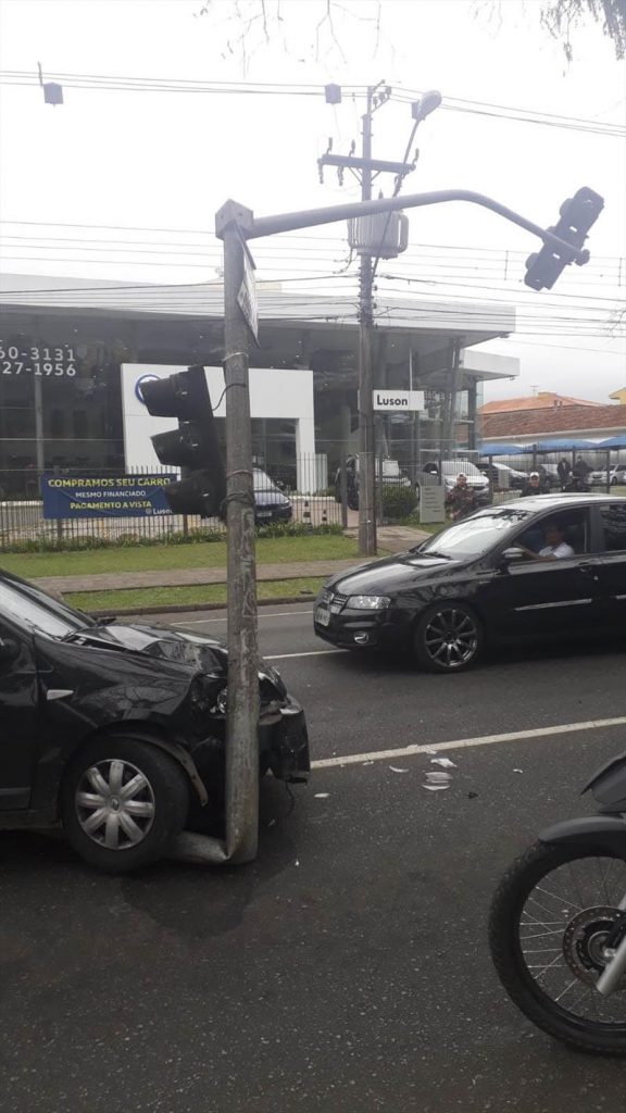 Colisões com semáforos causam prejuízo de quase R$ 300 mil à segurança viária de Curitiba