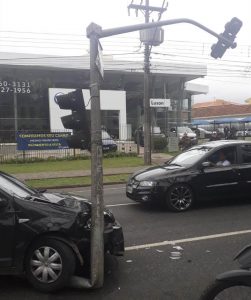 Colisões com semáforos causam prejuízo de quase R$ 300 mil à segurança viária de Curitiba