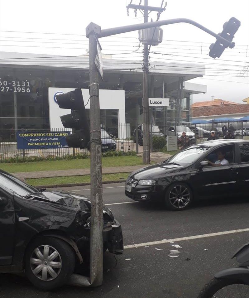  Colisões com semáforos causam prejuízo de quase R$ 300 mil à segurança viária de Curitiba