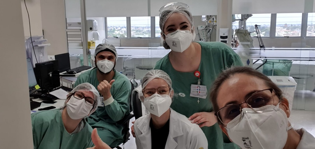  Profissionais de hospital de Curitiba comemoram 1º dia sem casos avitos da covid-19 na UTI