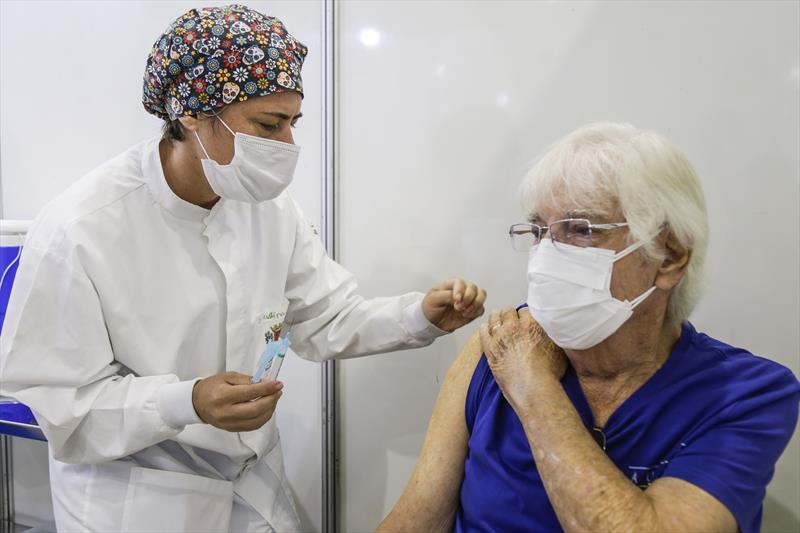  Pessoas de 68 anos devem buscar 3ª dose contra Covid-19, nesta quarta-feira (03)