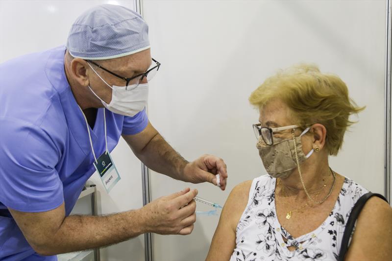  Idosos com 67 anos ou mais vacinados até o dia 12 de maio recebem a dose de reforço nesta terça-feira (9), em Curitiba