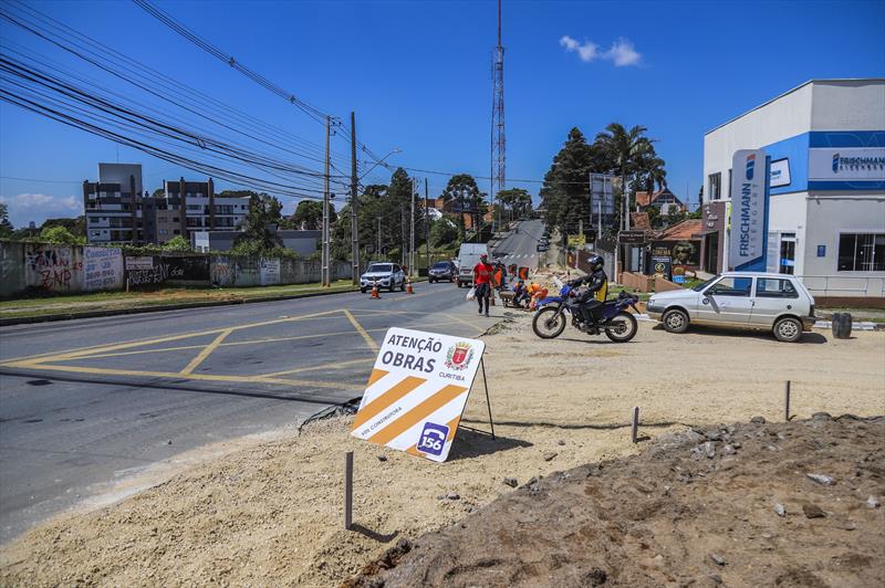  Obras provocam bloqueio na rua Amauri Lange Silvério, no Pilarzinho, durante feriado