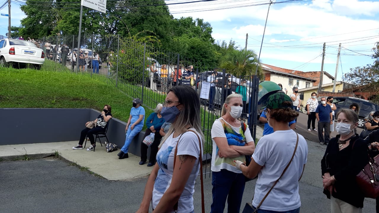  Pessoas esperam mais de 4 horas para se vacinar contra a Covid-19 na UBS do Tingui, em Curitiba