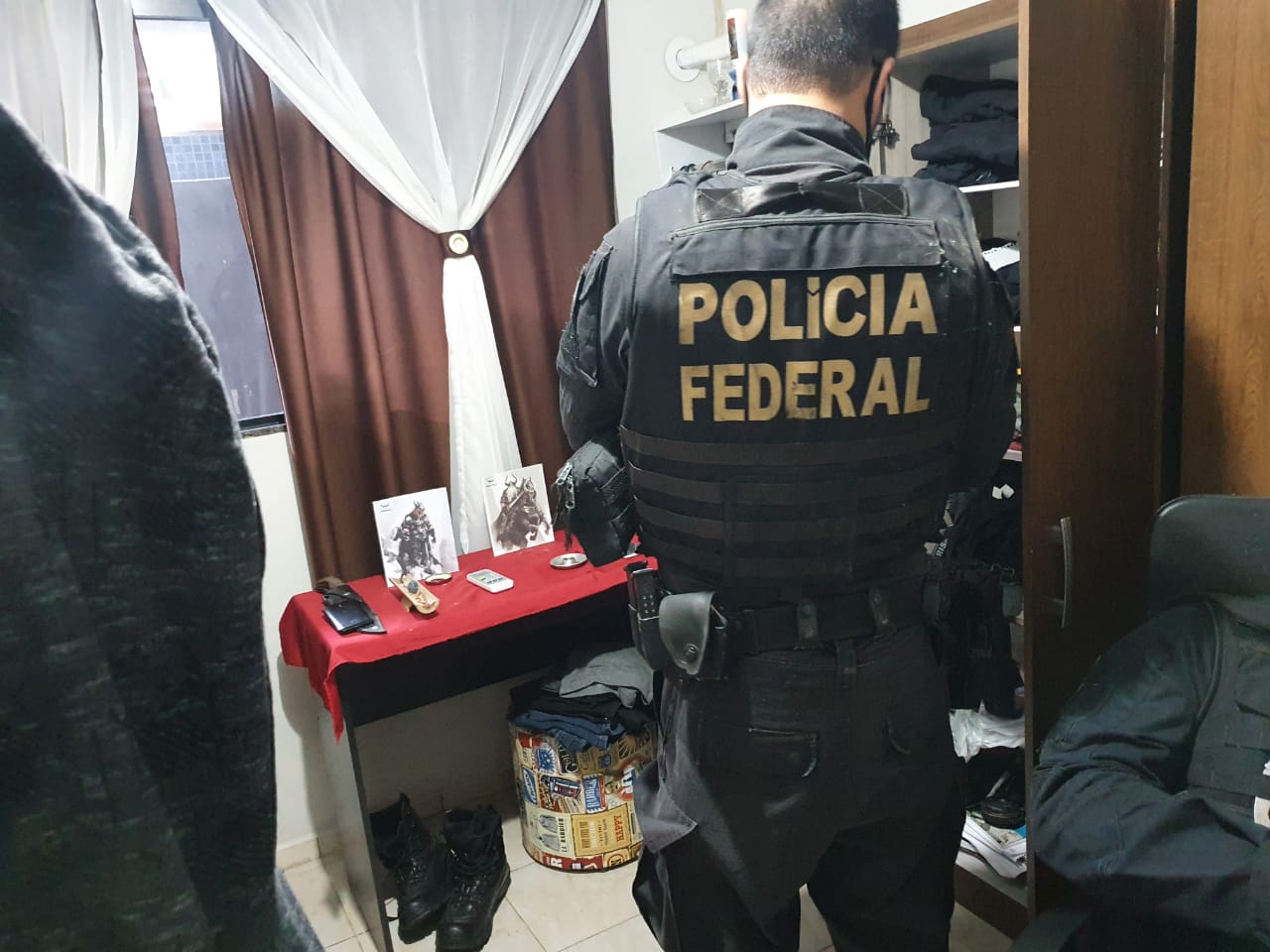  Neonazista suspeito de incitar crimes de ódio é alvo de operação da PF, em Paranaguá