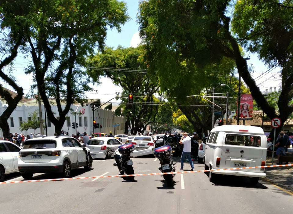  Assaltante com carro roubado é preso depois de bater em veículos no bairro Rebouças
