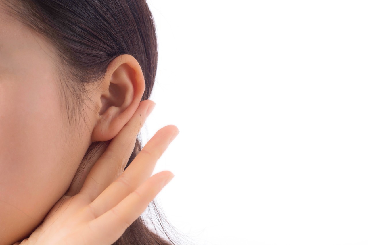  Perda de audição, acúmulo de cera e depressão estão entre as mais de 200 possíveis causas do zumbido nos ouvidos