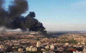 52 ônibus são incendiados em empresa de transporte coletivo em Londrina