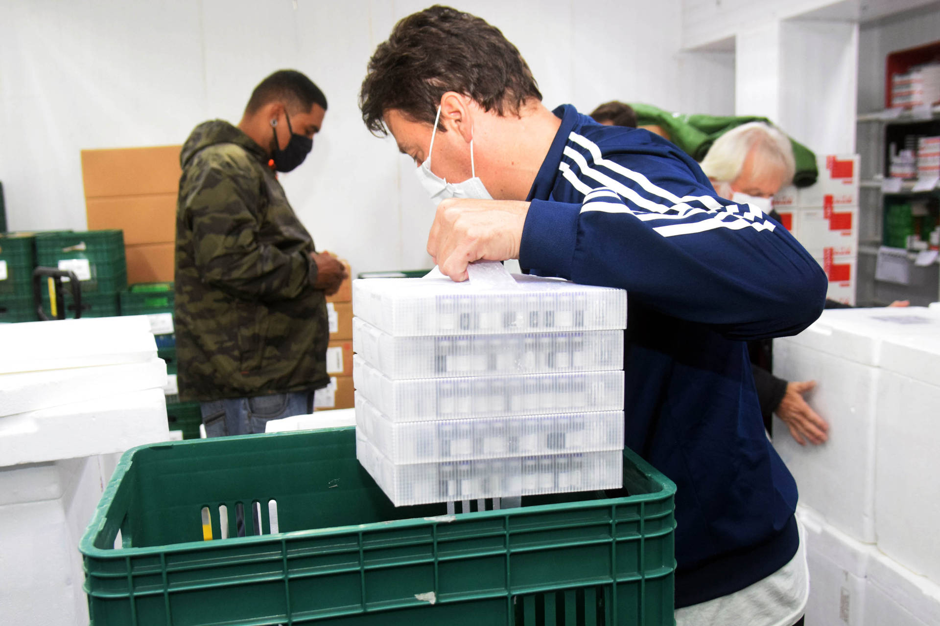  Paraná vai receber mais de 450 mil vacinas contra a covid-19 nesta quarta-feira (03)