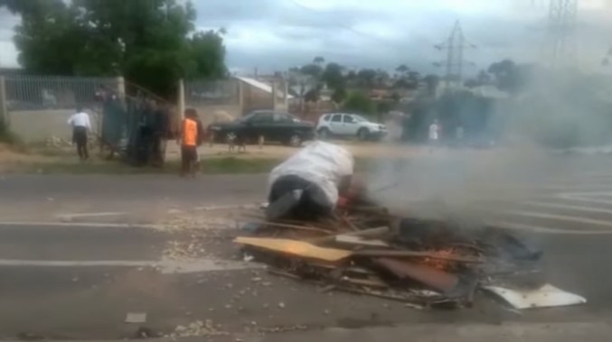  Protesto: moradores de comunidade de Curitiba contestam morte de adolescente em suposto confronto policial