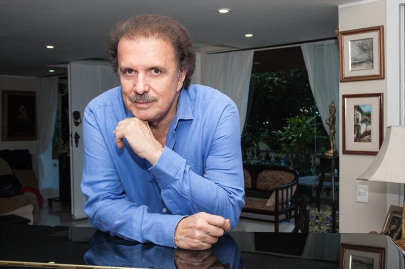  Maestro e Pianista de Roberto Carlos se apresenta em Curitiba