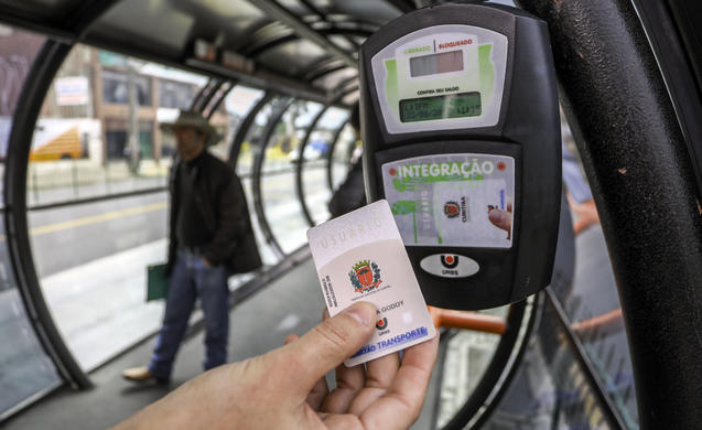 Tarifa de ônibus de Curitiba pode ser paga com cartão, relógios inteligentes ou smartphones