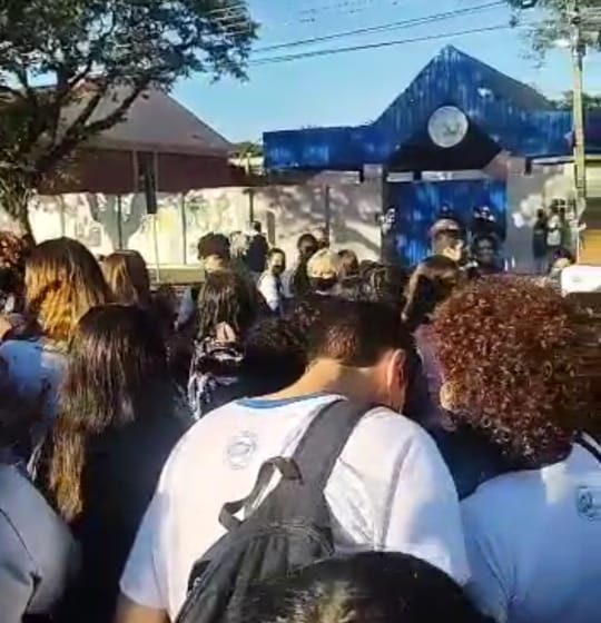  Alunos protestam contra supostos casos de assédio, em Maringá