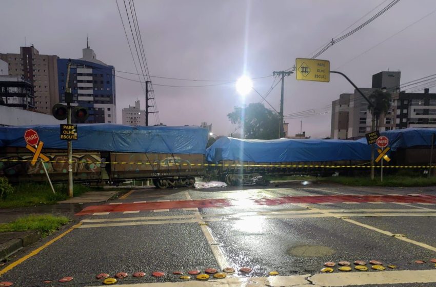  Motociclista morre após bater em trem no Boa Vista