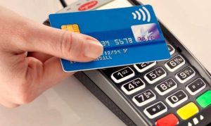 Consumidores devem ficar atentos para evitar golpes com cartão