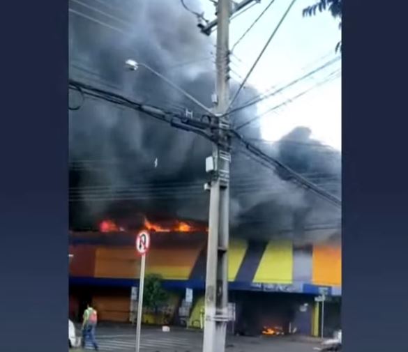  Causas do incêndio em supermercado de Ibiporã são investigadas