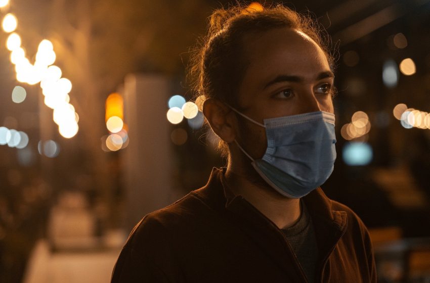  Curitibanos estão divididos sobre não usar máscara ao ar livre