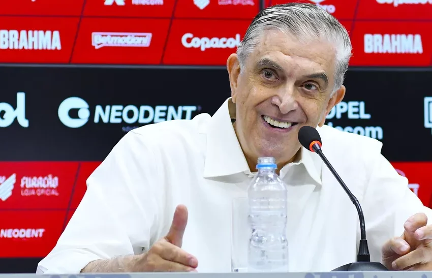  Petraglia discute com a torcida em amistoso da Libertadores
