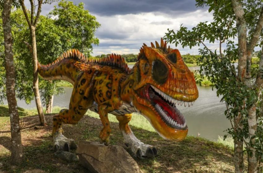  Exposição com esculturas de dinossauros segue para Colombo