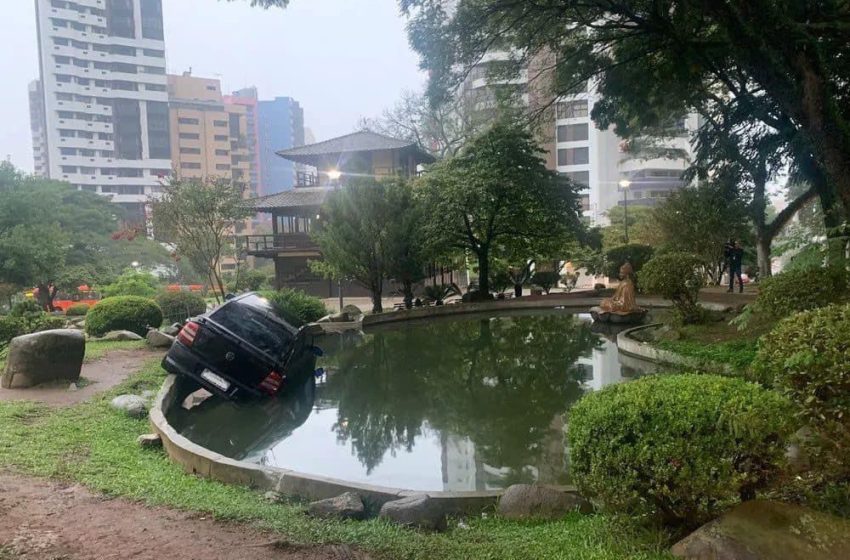  Motorista invade e cai em lago da Praça do Japão