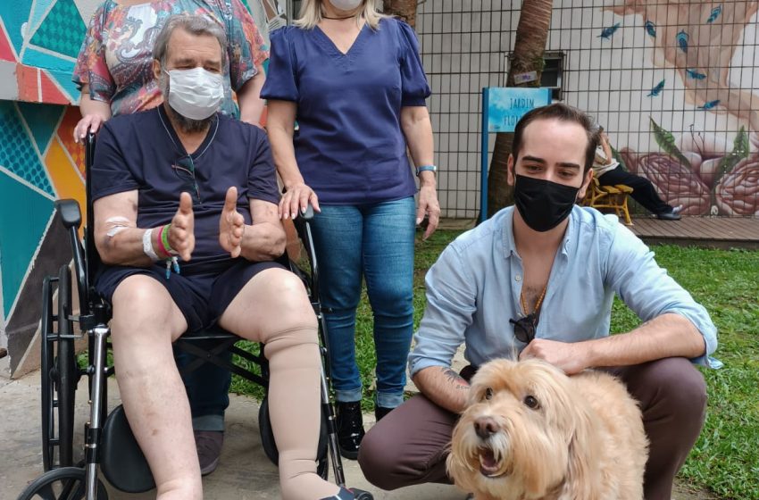  Hospital leva cachorro para visitar dono após internamento