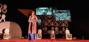 Miá Mello estreia em Curitiba peça “Mãe fora da caixa”