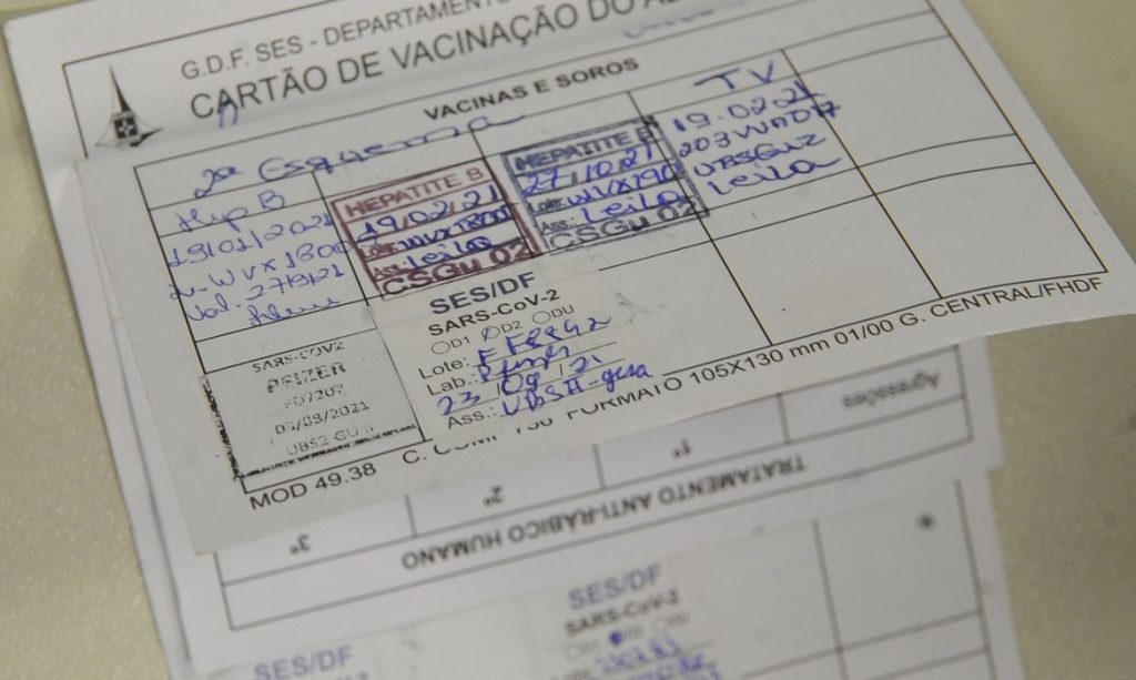 Paraná pede a Brasília vacina da Covid-19 no calendário regular