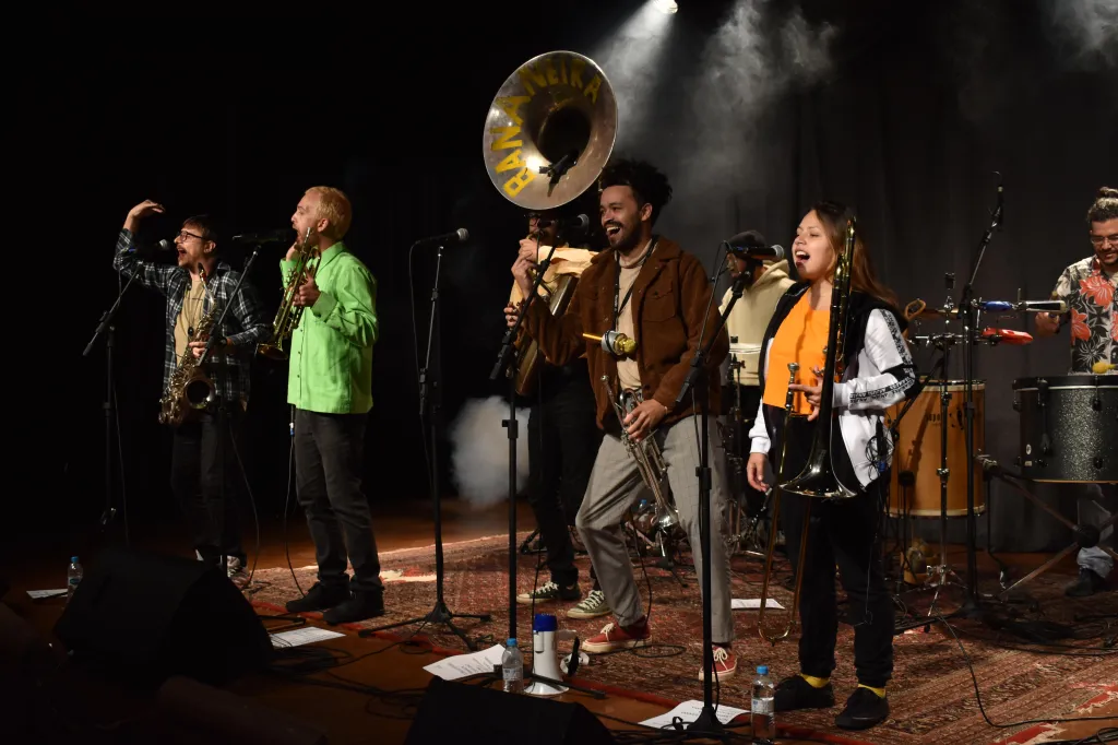 Bananeira Brass Band: a diversidade musical em notas