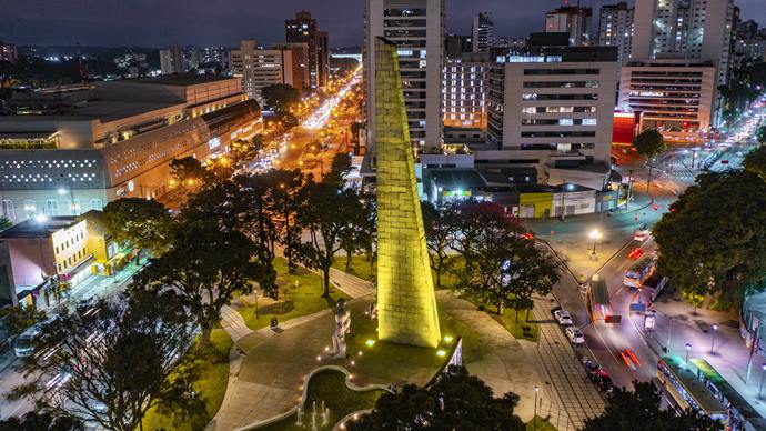  Curitiba ilumina praças e monumentos em conscientização ao maio Amarelo