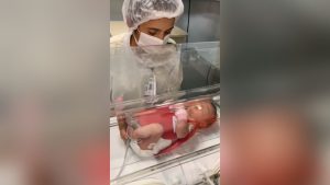 Hospital veste recém-nascidos de coração em homenagem
