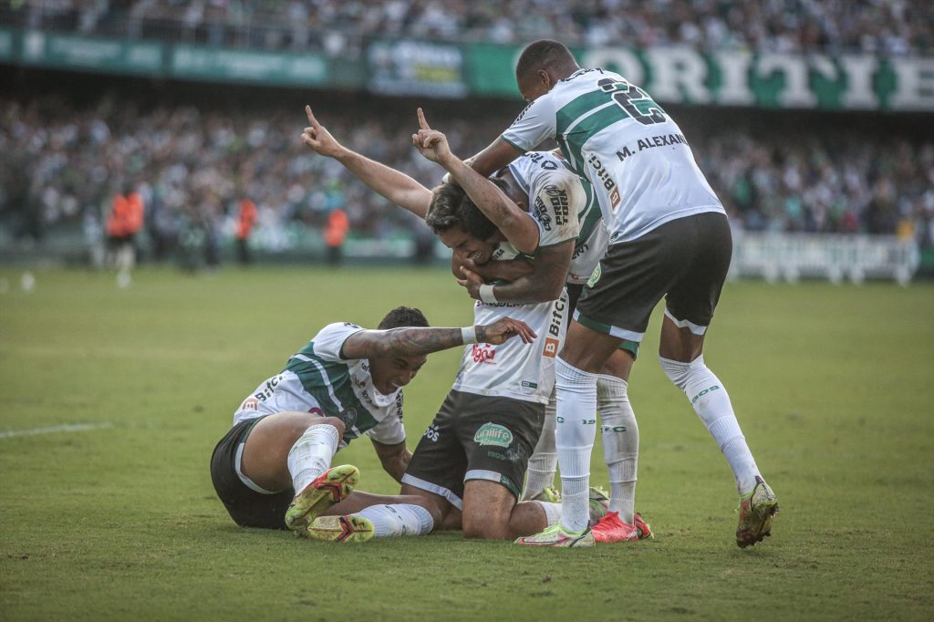 Coritiba vence o Fluminense por 3 x 2