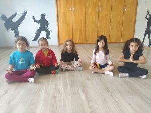 Escola ensina meditação para crianças