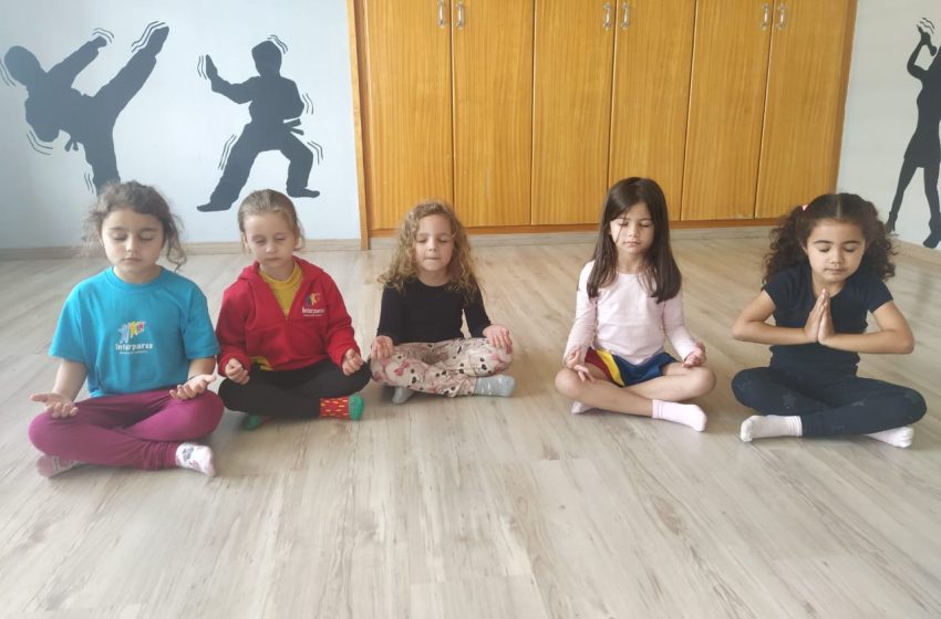  Escola ensina meditação para crianças