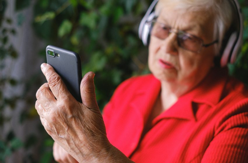  Curso gratuito prepara idosos para uso de smartphones