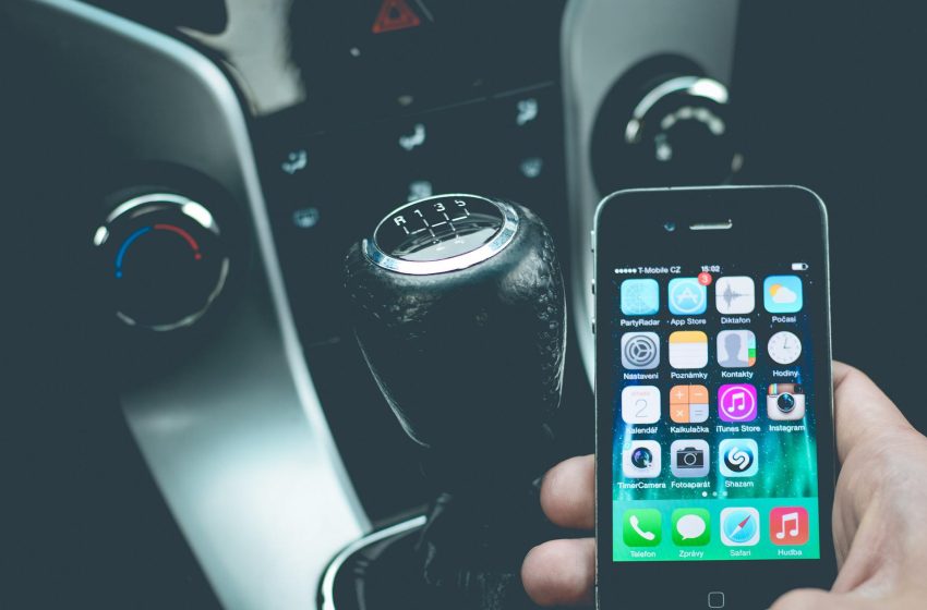  274 motoristas paranaenses são flagrados com celular diariamente
