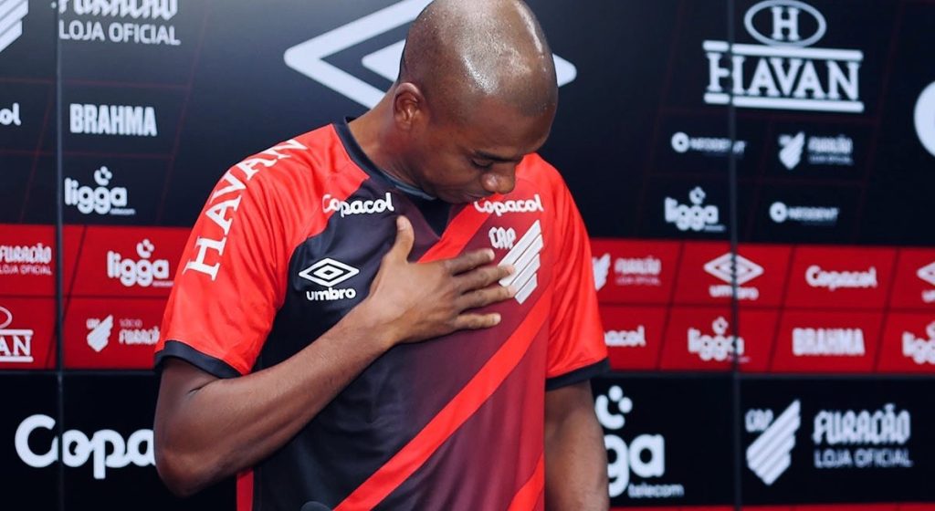 “Decisão mais sensata”, diz Fernandinho na volta ao Athletico