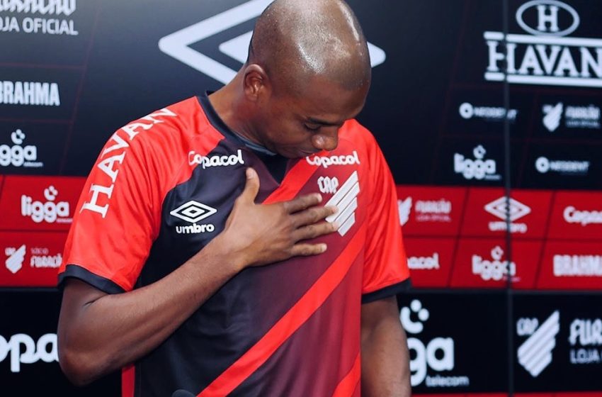  “Decisão mais sensata”, diz Fernandinho na volta ao Athletico
