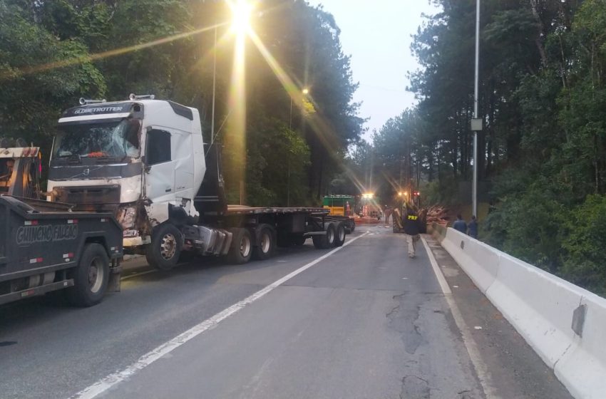  ATUALIZAÇÃO! BR-376 é liberada após tombamento de caminhão