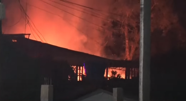  Barracão é parcialmente destruído por incêndio no Umbará