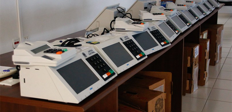 Urnas eletrônicas são transportadas aos locais de votação