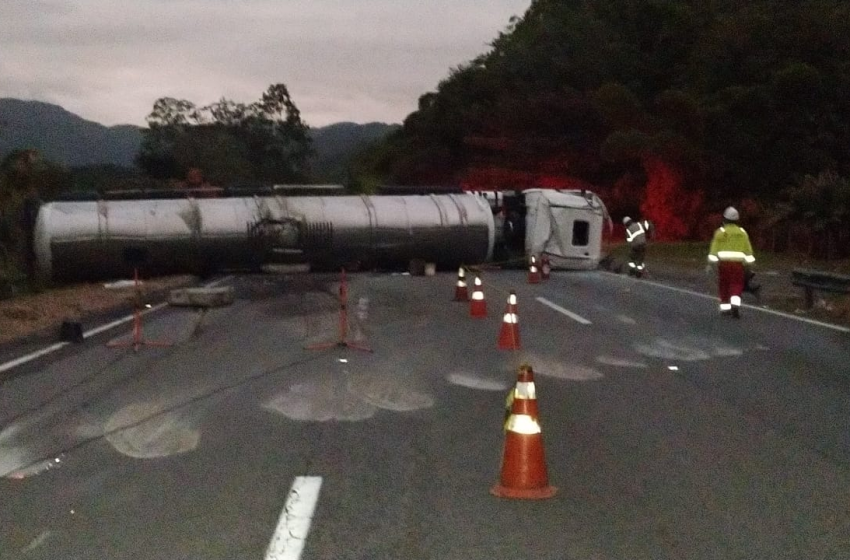  BR-116 começa a ser liberada após tombamento de carreta