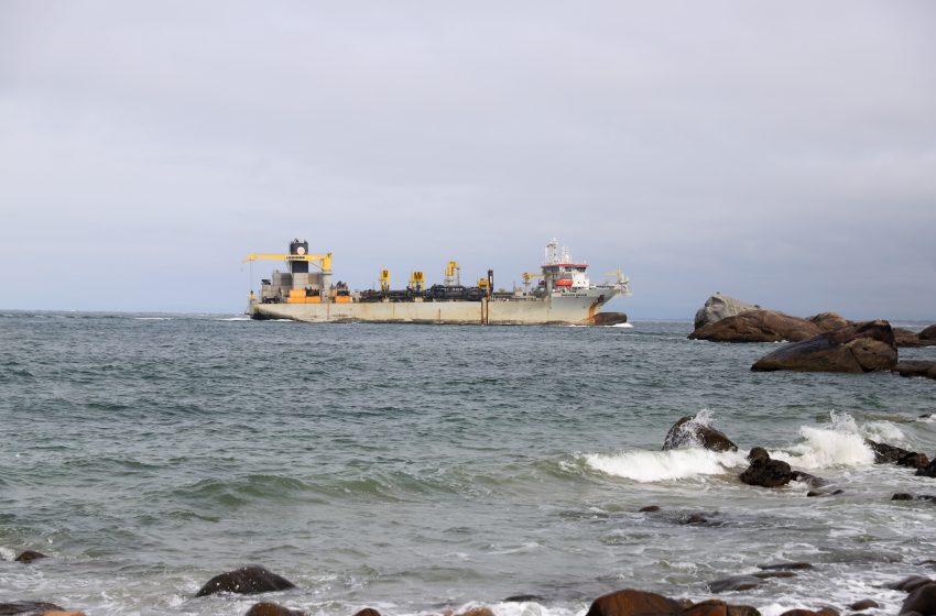  Orla de Matinhos: navio usado para dragagem chega em Caiobá