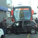 Lutador sai ileso após ter carro arrastado por ônibus